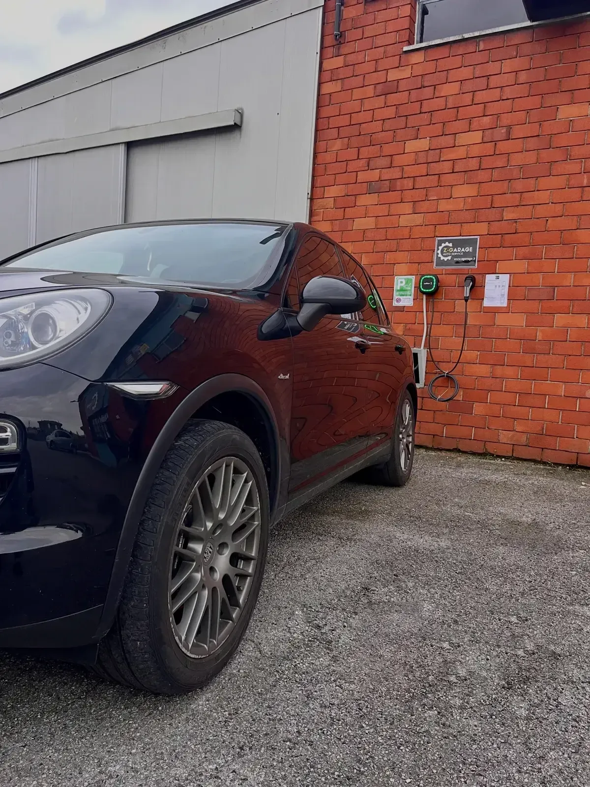 La colonnina wallbox per auto elettriche sulla parete dell’officina Z-Garage